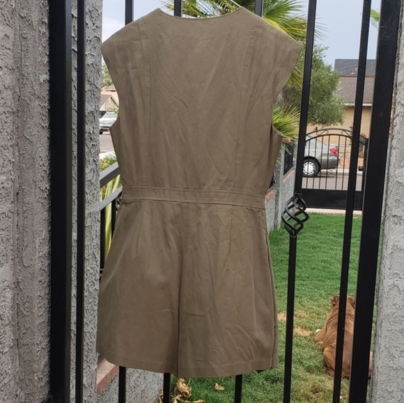 BCBGMAXAZRIAWomen's Green Zip - Front Romper - Picture 4 of 4